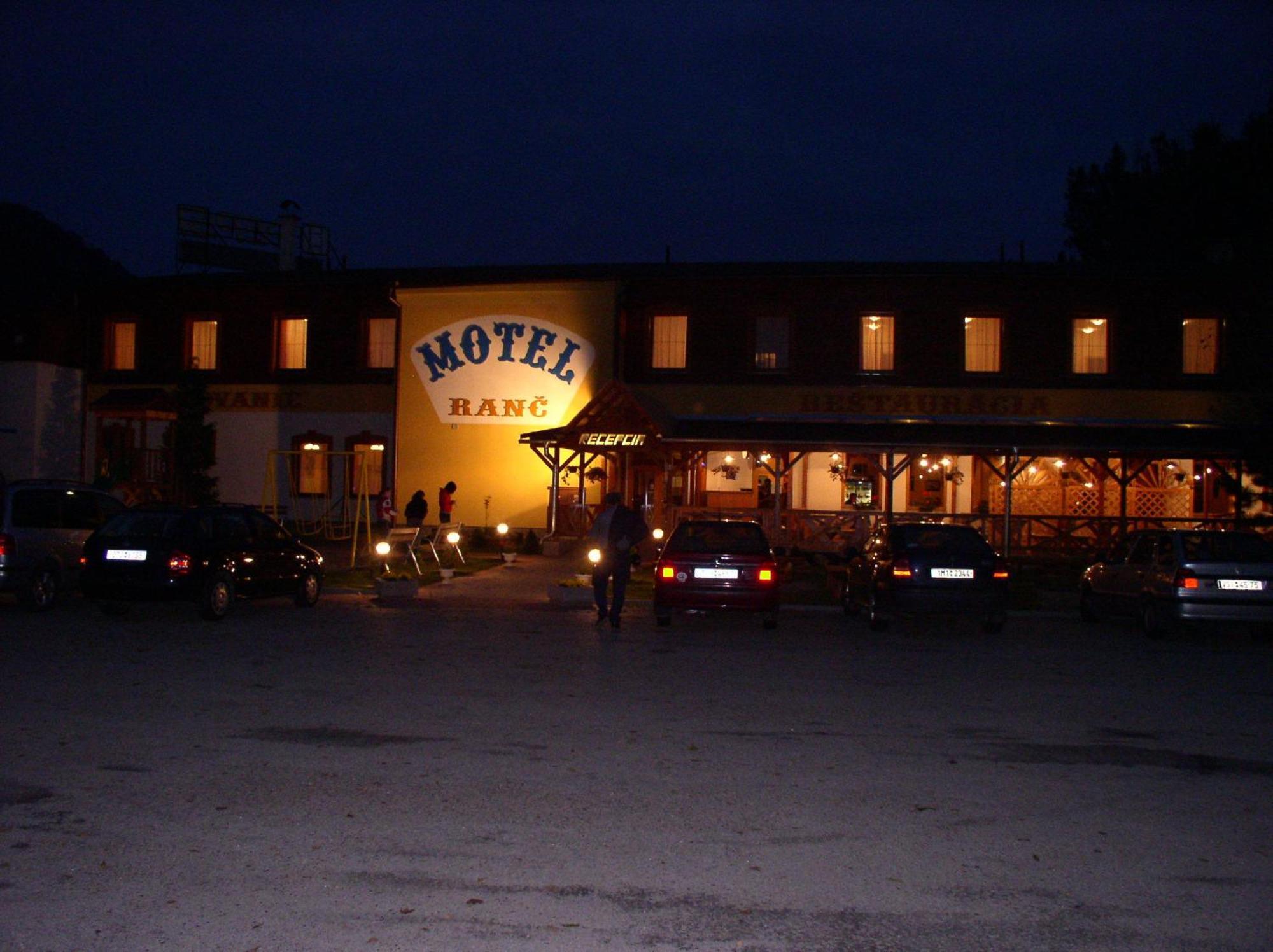 Motel Ranc Ruzomberok Buitenkant foto